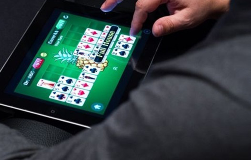 Гарячі поради під час відпустки: продовжуйте грати в покер онлайн, відпочиваючи цього літа